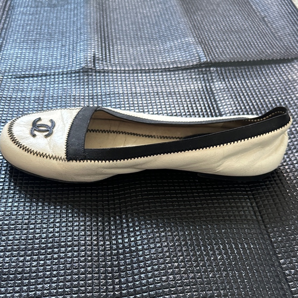 CHANEL Cream and Black Leather Ballet Flats - Picture 7 of 11